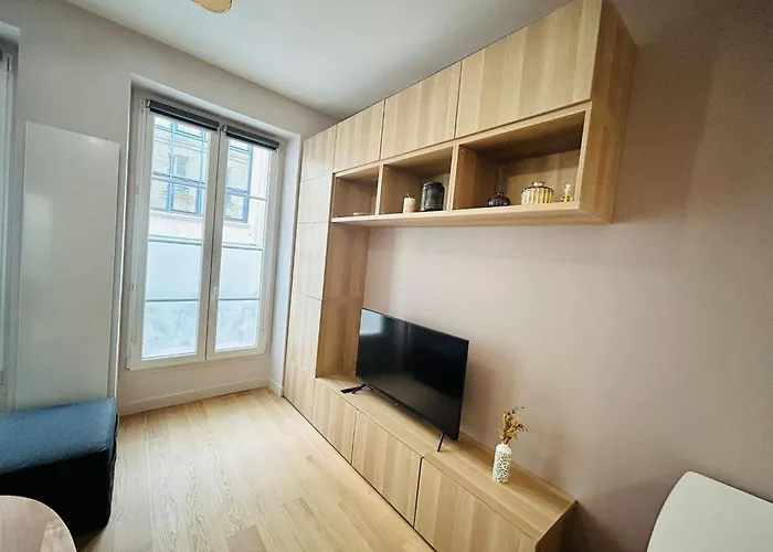 Enghien - New Fully Furnished アパート